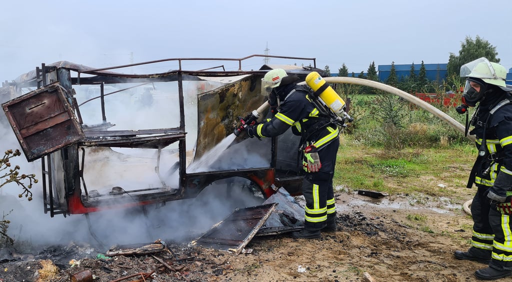 Die alarmierten Einsatzkräfte der Osterburger Feuerwehr hatten den Brand schnell im Griff.