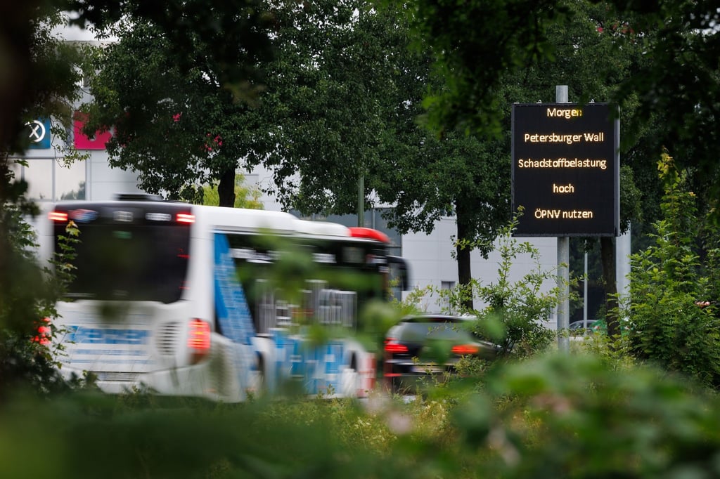 Ein Hinweis („Schadstoffbelastung“) für Autofahrer ist auf einem Display an einer Hauptverkehrsstraße zu sehen.