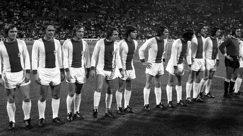 Die Legenden-Mannschaft des 1. FC Magdeburg, rund um Trainer Heinz Krügel, im Oktober 1974.