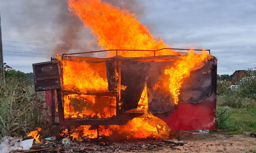 Auf einem Grundstück an der Düsedauer Straße in Osterburg stand am Mittwoch der Aufbau eines früheren Löschfahrzeuges in Flammen.