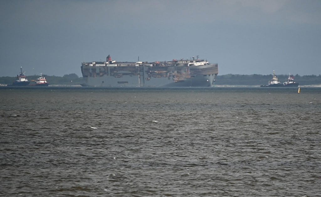 Der Autofrachter “Fremantle Highway„ wird von zwei Booten auf der Außenems vor Borkum geschleppt.