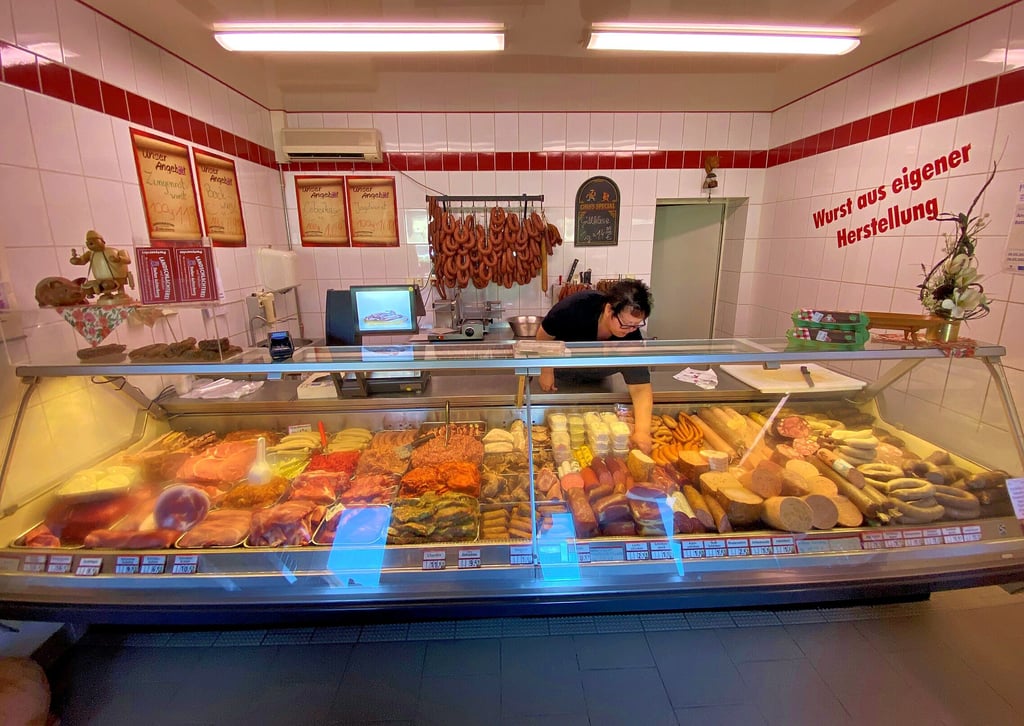 „Wurst aus eigener Herstellung“ und eine volle Theke erwarten die Kunden von Schlachteri Achterberg im Hofladen in Welsleben. Birgitt Wolfram sorgt für eine ansprechende Auslegung der Ware.