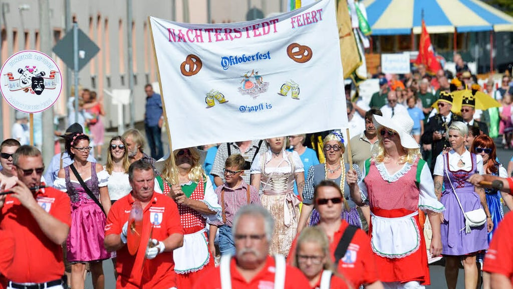 Nachterstedt feiert jedes Jahr - wie hier 2018 - ein Vereins- und Brunnenfest. Ob der Festumzug an diesem Wochenende ins Wasser fällt?