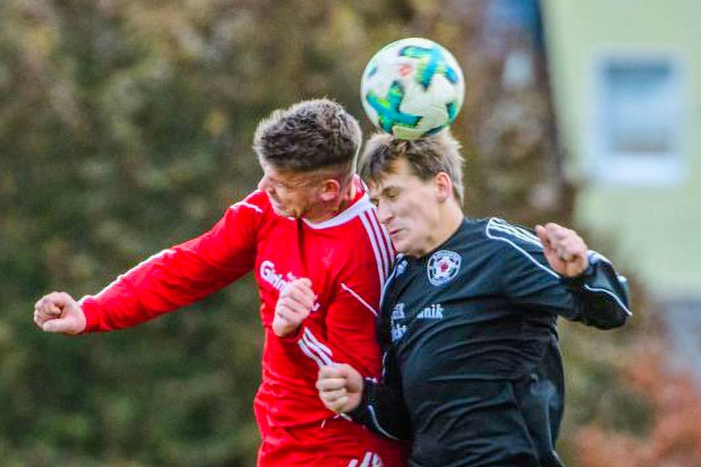 Thomas Stichling (r.), hier im Kopfballduell mit dem Herrengosserstedter Sebastian Braune, bereitet sich nach langer Verletzungspause aktuell mit dem Team des BSC 99 Laucha auf die neue Landesklasse-Saison vor. Seinen „Nebenjob“ als Liveticker-Berichterstatter will er aber fortführen.