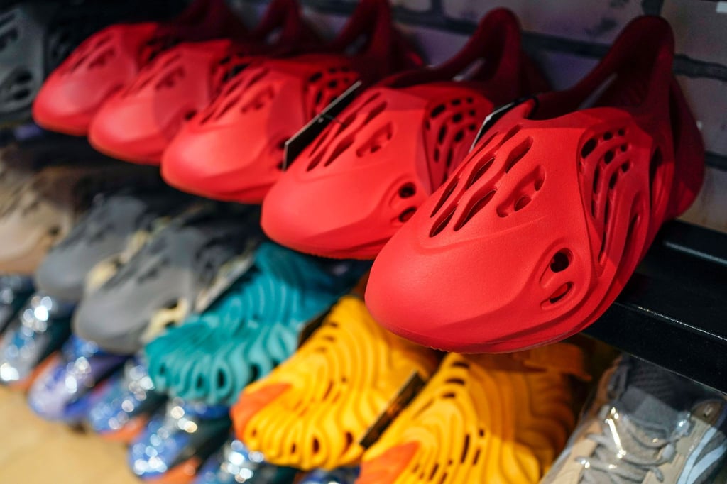 Der zweite Schwung „Yeezy“-Produkte ist auf dem Markt. Im Gegensatz zur ersten Tranche, die nur über den eigenen Online-Shop verkauft wurde, sollen diese Produkte nun auch über einzelne Großhandelspartner verkauft werden.