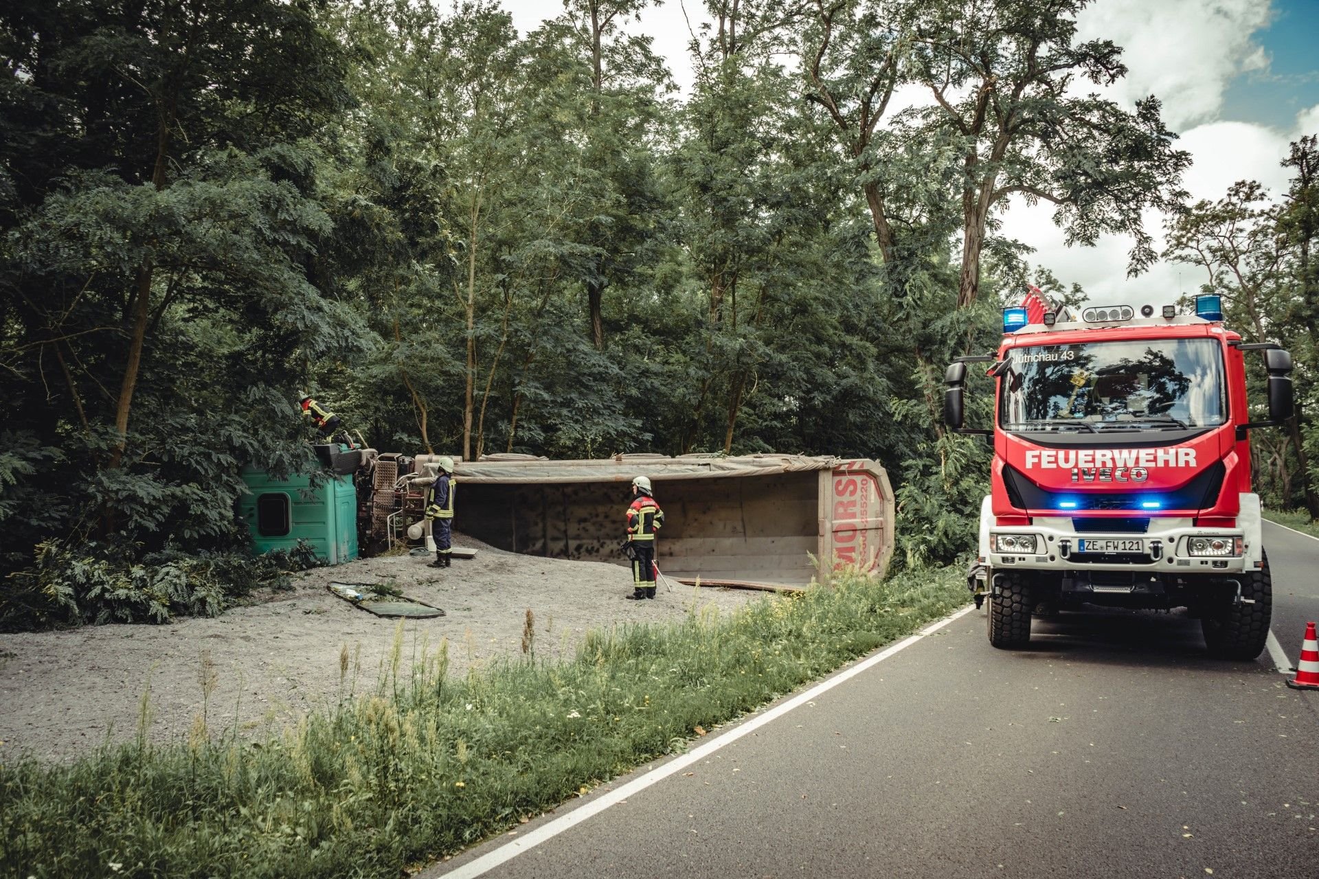 Unfall Auf Bundesstraße: Staus Auf Der B184 - Kieslaster Kippt Zwischen ...