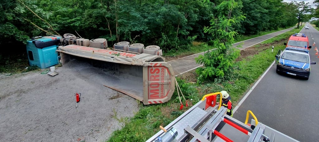 Am 3. August  ist auf der B 184 nahe Jütrichau ein mit Schüttgut beladener Lkw von der Fahrbahn abgekommen und umgestürzt. 