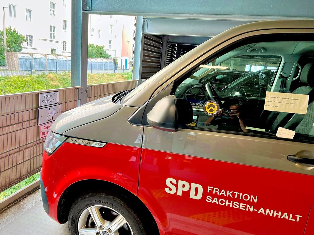 Im Parkhaus an der Bärstraße ist ein Behindertenparkplatz gleichzeitig auch ein Dauerparkplatz. Dieser war der SPD-Landtagsfraktion zugewiesen worden, die ihren Multivan dort abstellte. Das sorgte für Ärger.