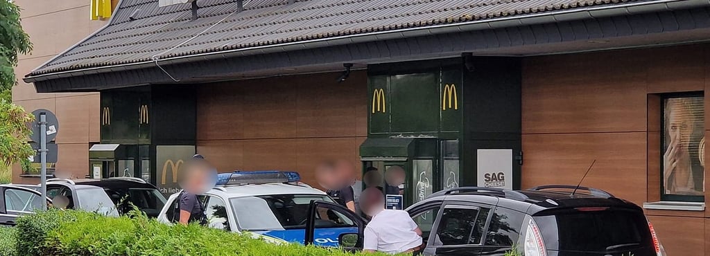 Der liegengebliebene Streifenwagen bei McDonalds in Sangerhausen.