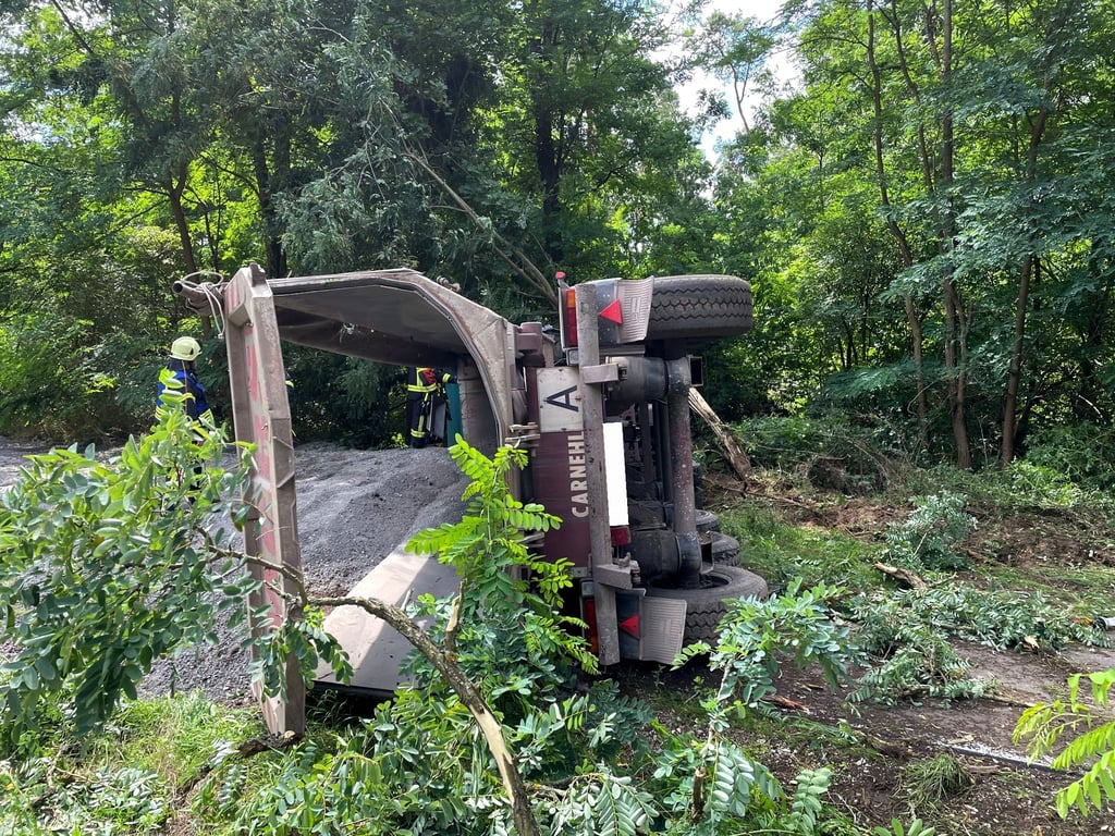Unfall B 184 Jütrichau umgestürzter LKW