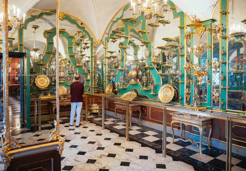 Ein Besucher schaut sich im Silbervergoldeten Zimmer des Historischen Grünen Gewölbes im Residenzschloss um.