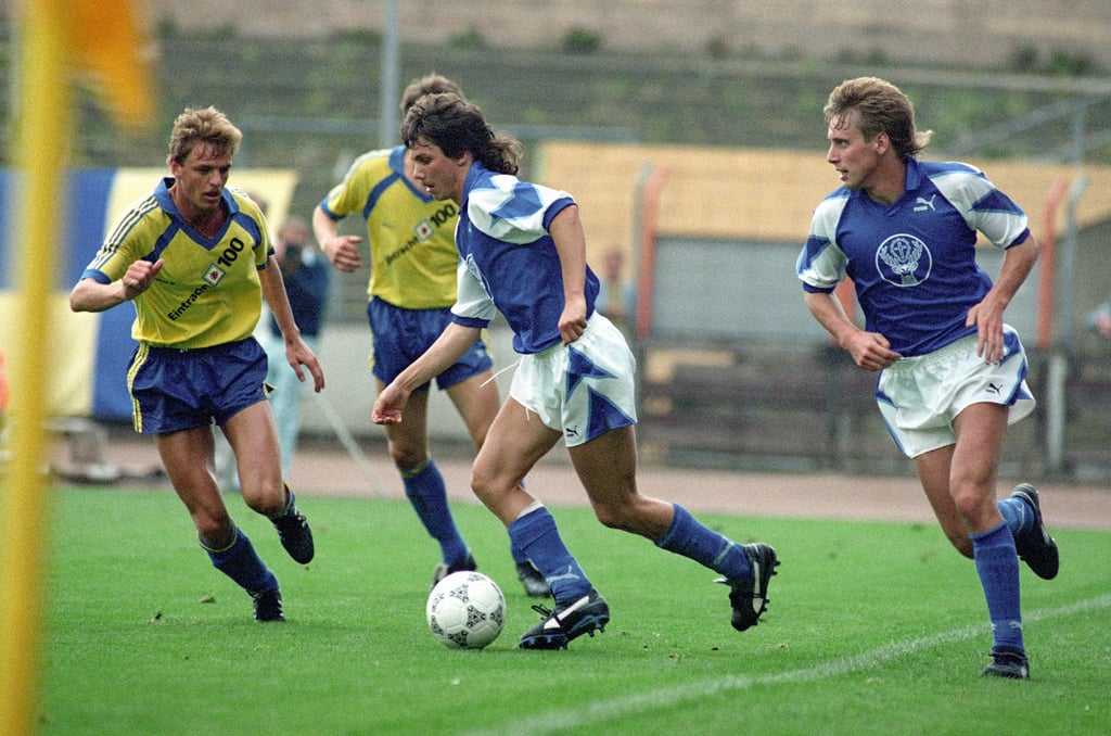 Seit der politischen Wende eng verbunden und zwar nicht nur geographisch: Eintracht Braunschweig und der 1. FC Magdeburg, hier bei einem Freundschaftsspiel im Juli 1990.