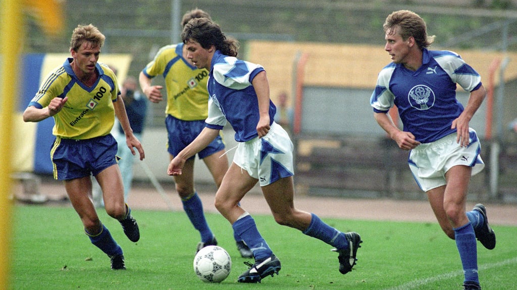 Seit der politischen Wende eng verbunden und zwar nicht nur geographisch: Eintracht Braunschweig und der 1. FC Magdeburg, hier bei einem Freundschaftsspiel im Juli 1990.