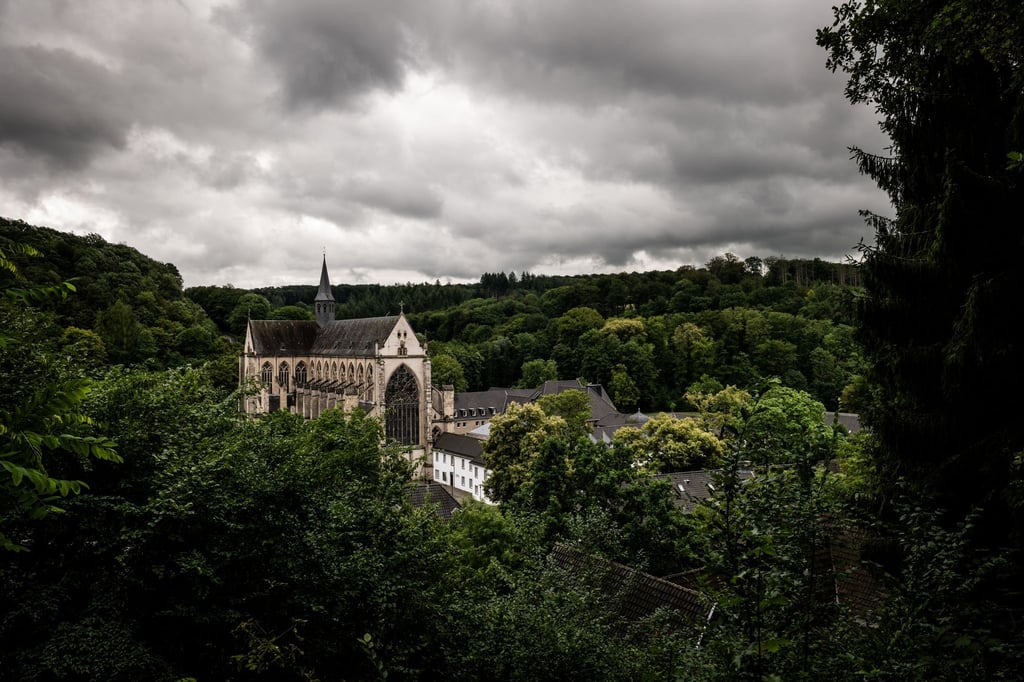 Dunkle Wolken über dem Altenberger Dom (Nordrhein-Westfalen).