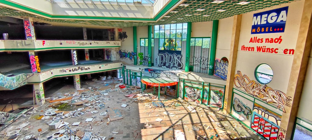 Das Foyer der Möbelwelt Zick ist groß wie eine Kathedrale. Und völlig zerstört.