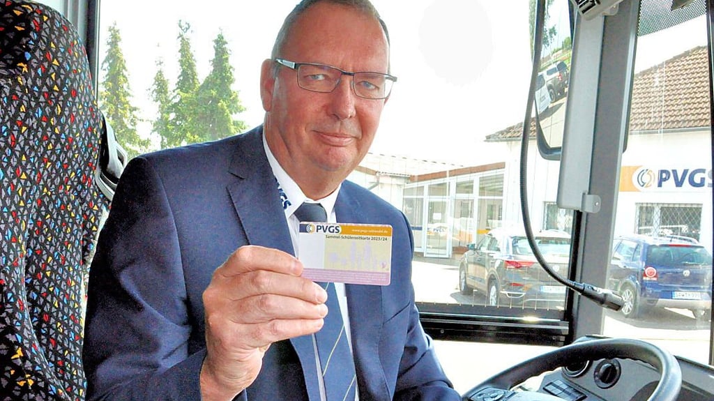 PVGS-Chef Ronald Lehnecke präsentierte eine der neuen Sammel-Schülerzeitkarten.