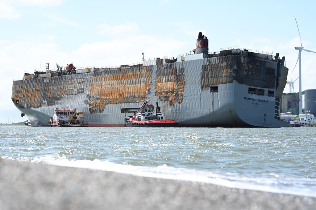 Der schwer beschädigte Autofrachter “Fremantle Highway„ liegt im Hafen.