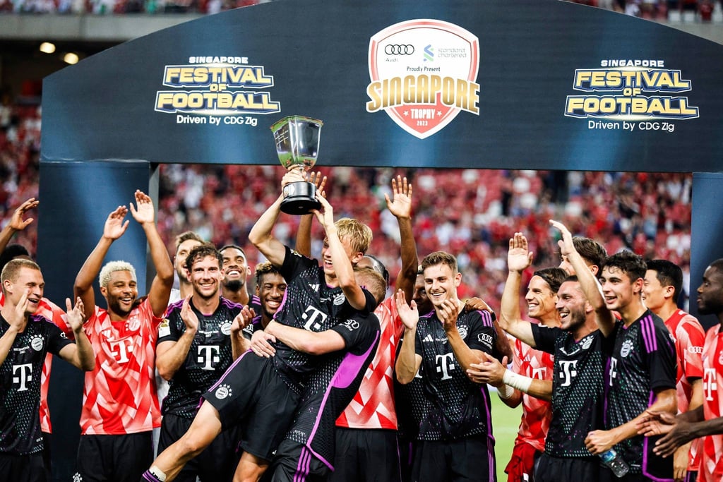 Bayerns Matchwinner Frans Krätzig stemmt den Pokal in die Höhe.