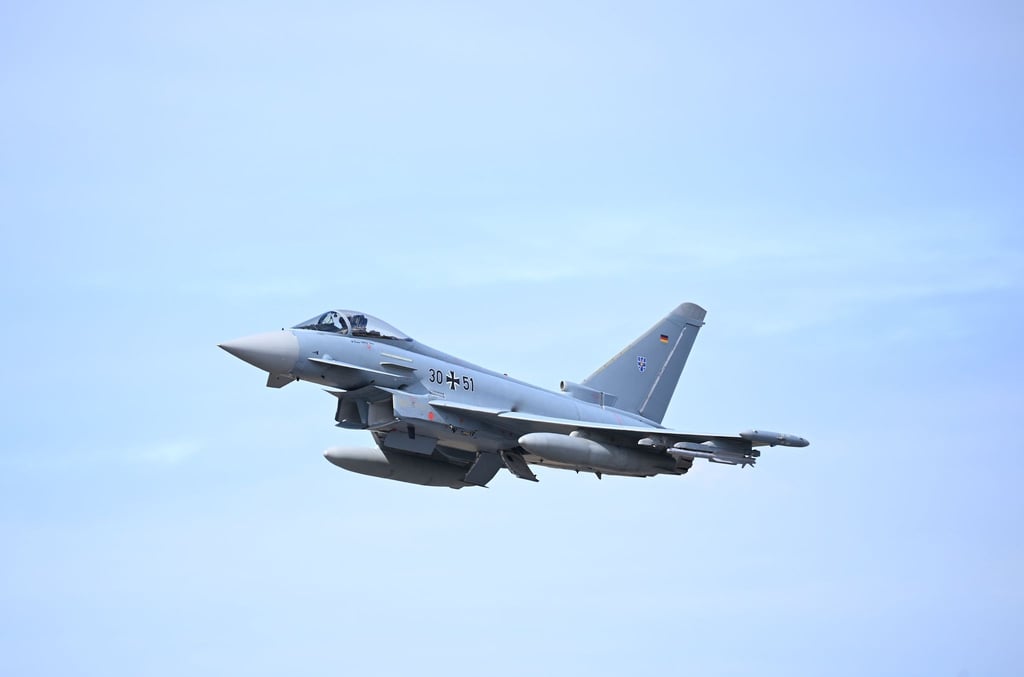 Ein Eurofighter fliegt bei der Übung „Rapid Viking 2023“ über Island. Erstmals seit über 10 Jahren trainiert die Luftwaffe wieder mit Kampfflugzeugen auf Island. Der hohe Norden gewinnt zunehmend an geopolitischer Bedeutung.