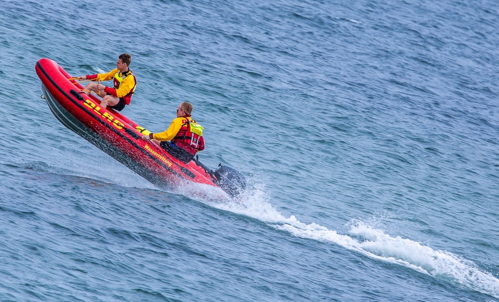 Rettungsschwimmer der DLRG sind mit ihrem Schlauchboot auf der Ostsee unterwegs.