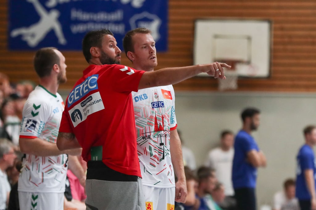 Bennet Wiegert gibt dem neuen Spielmacher Felix Claar Anweisungen. In den kommenden Wochen wird der SCM-Trainer noch häufiger mit dem Schweden ins Gespräch gehen.