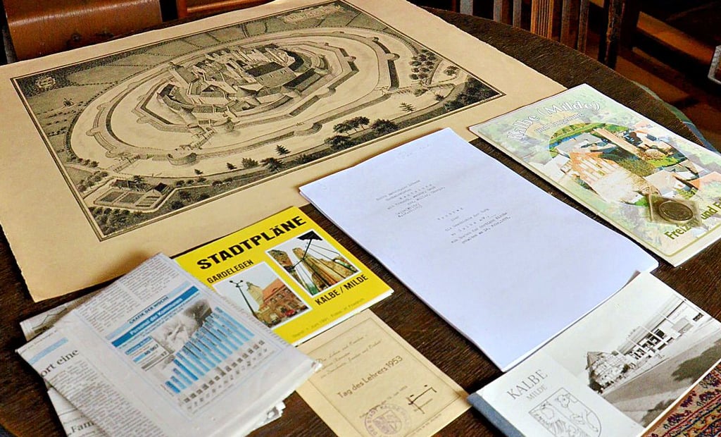 Eine Rekonstruktionsabbildung der Kalbenser Burg, ein Vortrag zur Burggeschichte und weiteres mehr befindet sich noch im aufgelösten Antiquariat in Gardelegen.