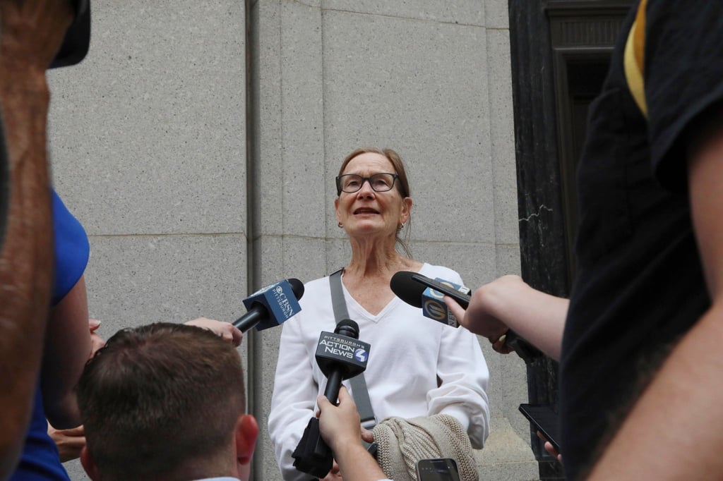 Jean Clickner, ein Gemeindemitglied der „Tree of Life“-Synagoge, spricht mit Journalisten nach der Verurteilung des antisemitischen Schützen.