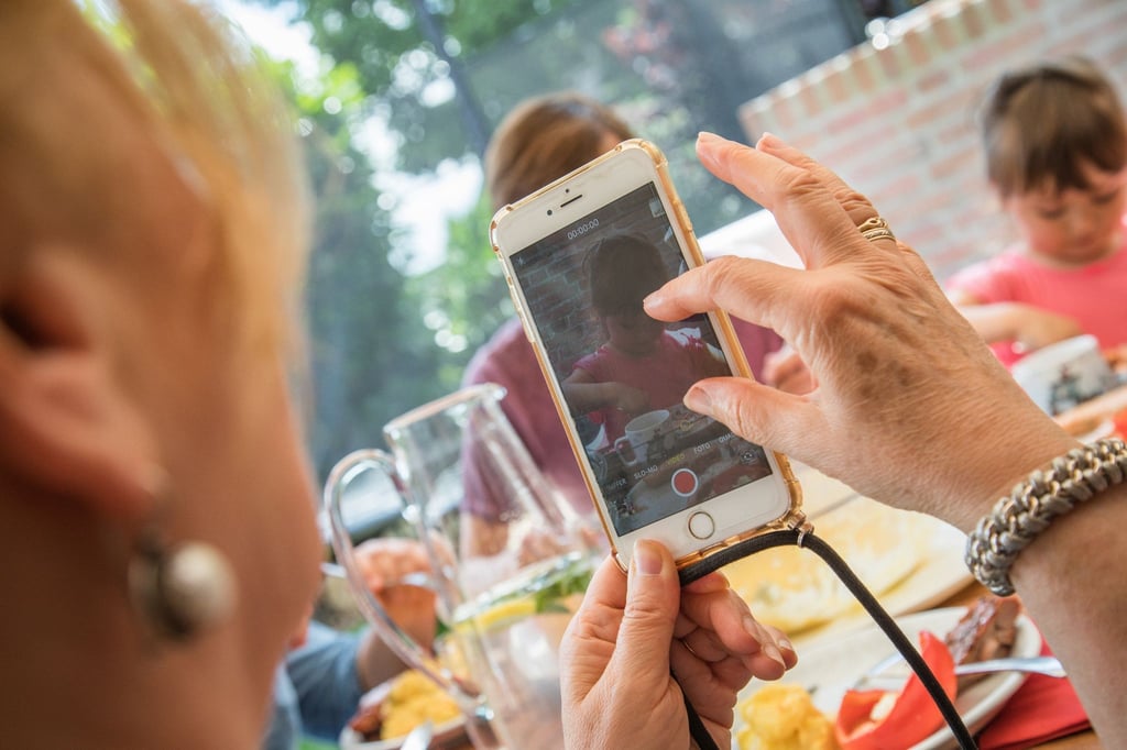Viele Menschen stellen gerne ihre Urlaubsfotos auf Soziale Medien oder Messenger-Dienste. Doch wenn nicht aufgepasst wird, können vor allem Kinderbilder schnell in falsche Hände geraten.