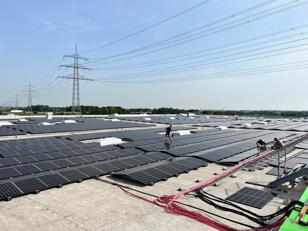 Eine Aufdach-Photovoltaik-Anlage.