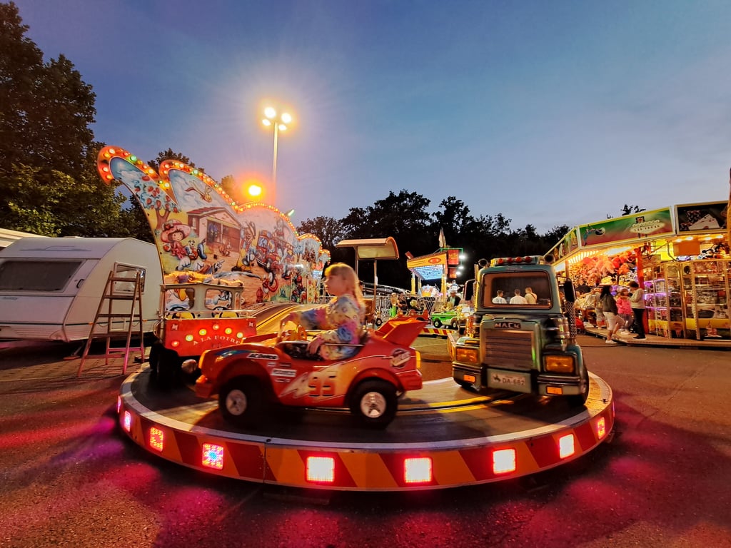 Das Parkfest in Teuchern hatte im vergangenen Jahr mit vielen Fahrgeschäften, Live-Musik und und Disko-Party tausende Besucher angezogen.