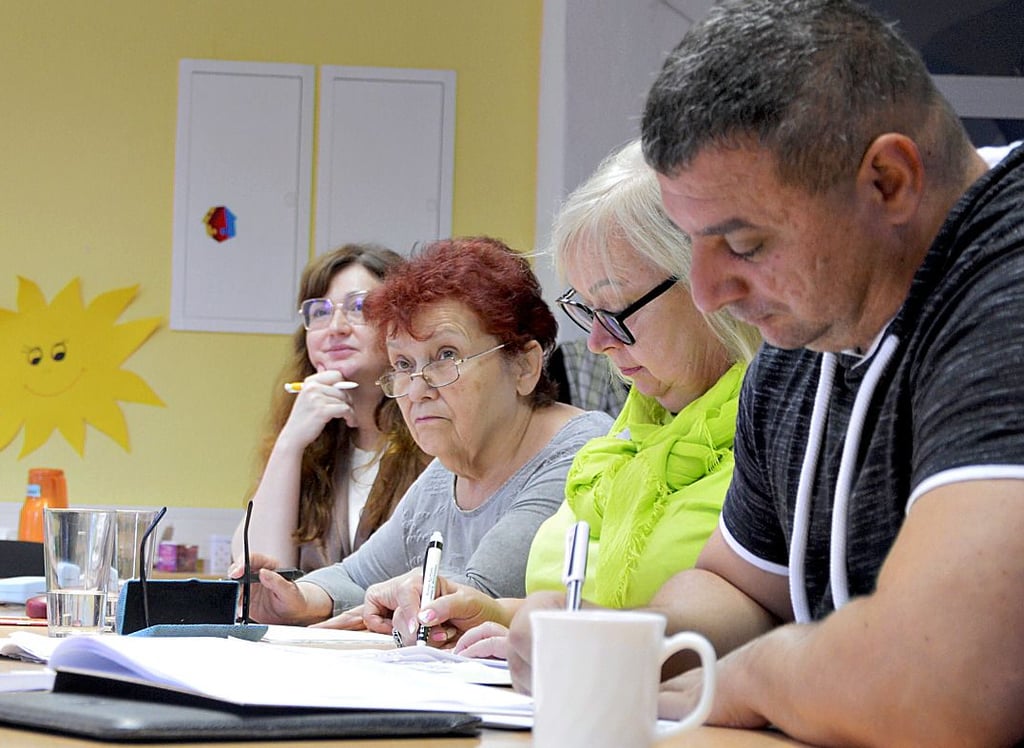 Aufmerksam verfolgen die aus der Ukraine geflüchteten Männer und Frauen den Deutschkurs im Mehrgenerationenhaus in Schönebeck.