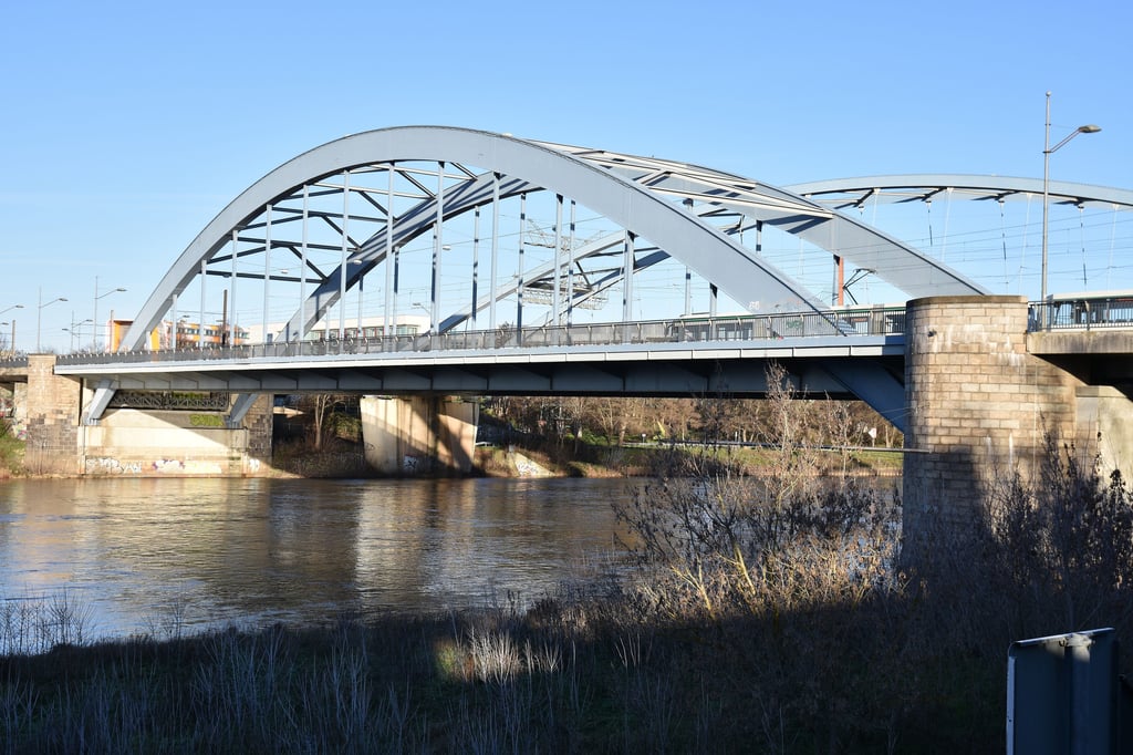 Der Nordbrückenzug ist eine der beiden Elbquerungen für den Kfz-Verkehr in Magdeburg. In der Stadtpolitik wird für eine weitere Brücke geworben.