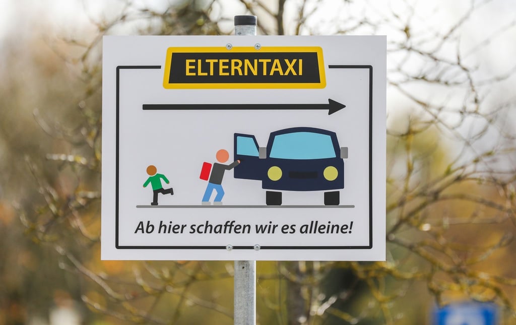 Einer Umfrage zufolge werden in den warmen Monaten 17 Prozent der Kinder hauptsächlich mit dem Auto zum Unterricht gebracht, im Herbst und Winter sind es 22 Prozent.