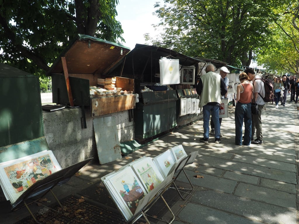 Die Bücherstände am Ufer der Seine sind ein Wahrzeichen von Paris.