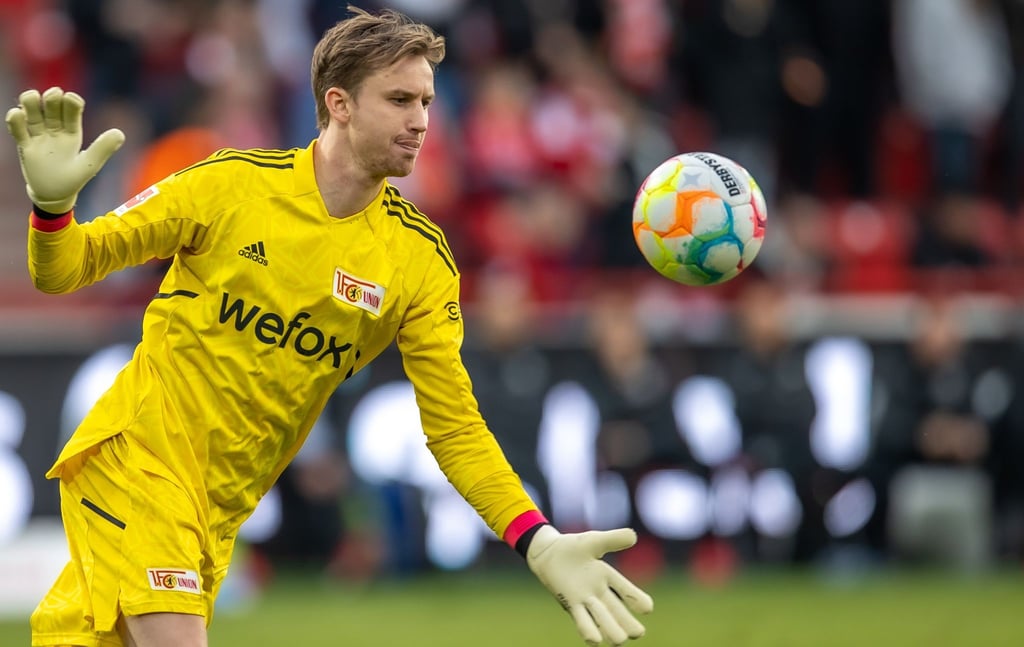 Torwart Frederik Rönnow von Union Berlin fängt einen Ball.
