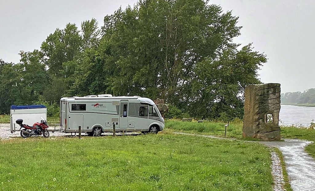 Ein Wohnmobil parkt an der Elbe in Schönebeck. Das ist auch erlaubt, übernachten allerdings nicht.