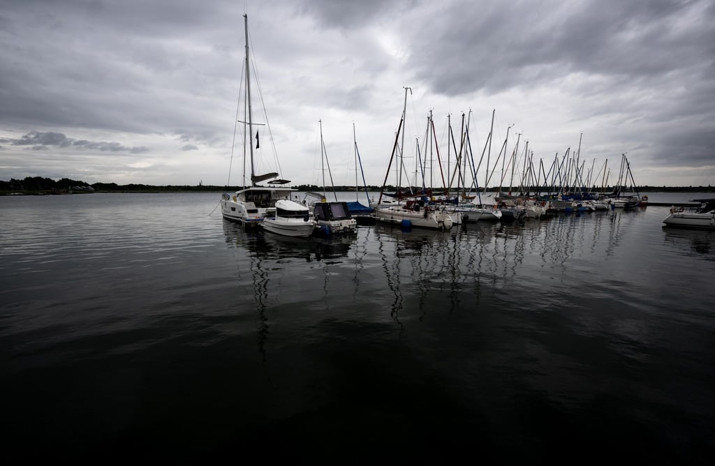 Dunkle Wolken ziehen über den Goitzschesee in Bitterfeld-Wolfen.