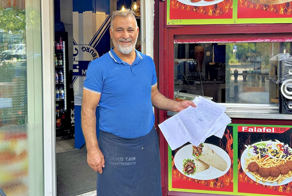 Jeden Tag steht der 52-jährige Magdeburger Kasim Cigci in seinem Imbiss an der Salvador-Allende-Straße. Um zu zeigen, wie viele Menschen ihn im Stadtteil unterstützen, hat er schon fast 500 Unterschriften gesammelt.