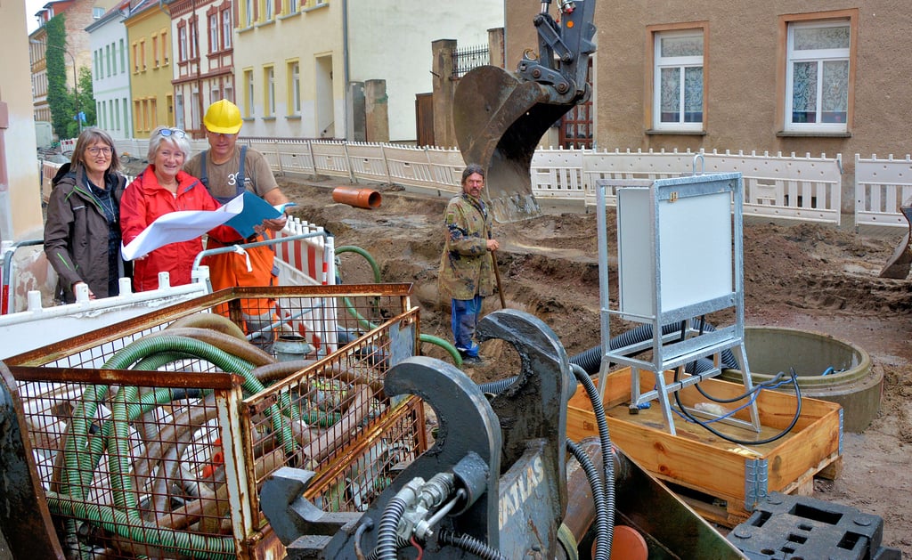Großbaustelle Grünstraße an der Ecke Nachstraße: Dort muss geschachtet und umgepumpt werden. Bau-Fachbereichsleiterin Sonnhild Noack und Sachgebietsleiterin Iris Liebthal im Gespräch mit dem Zetieba-Vorarbeiter Mirko Kalina.