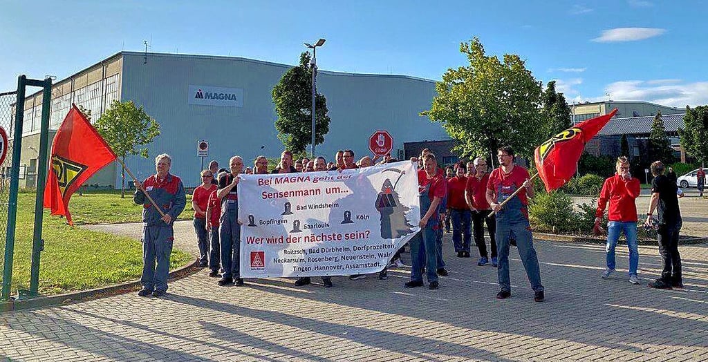 Am Donnerstagmorgen machten Magna-Mitarbeiter vor dem Werk in Roitzsch Stimmung.