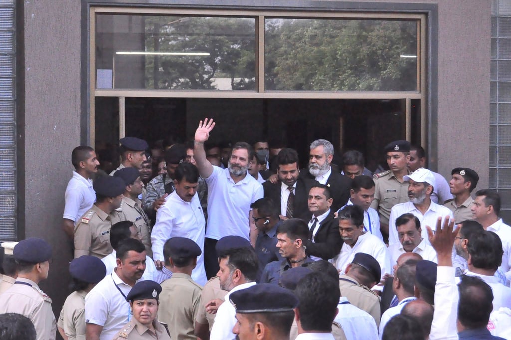 Rahul Gandhi (M.) winkt seinen Anhängern zu: Er ist ein Urenkel von Indiens erstem Premierminister Jawaharlal Nehru und Enkel der späteren Regierungschefin Indira Gandhi.