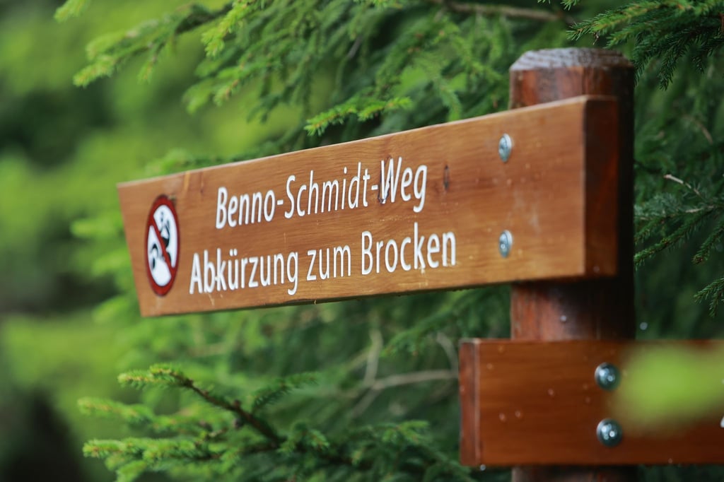 Blick auf ein Schild für den Benno Schmidt Weg am Brocken.