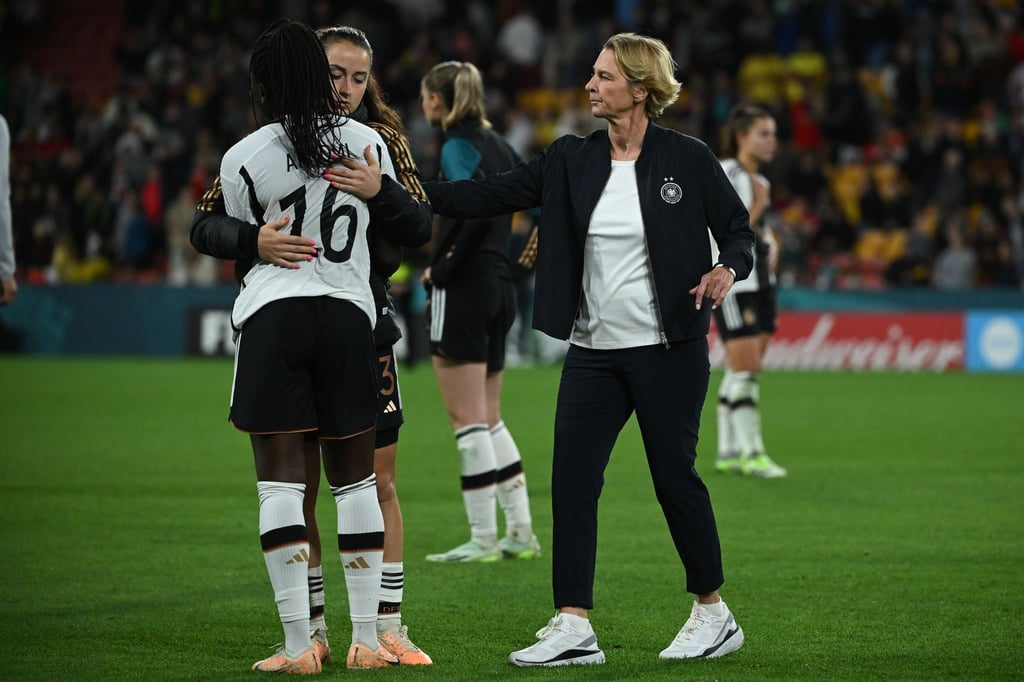 Trost nach dem Aus: Nicole Anyomi, Sara Däbritz und Trainerin Martina Voss-Tecklenburg (v.l.n.r).