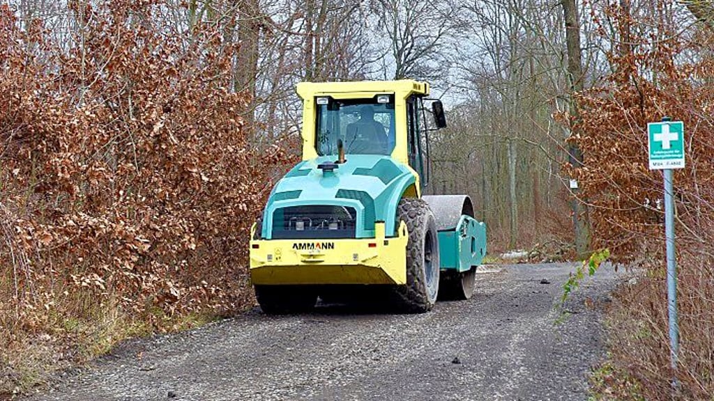Ein Weg durch den Wald wurde aufgeschottert, damit Einsatzfahrzeuge schneller in Bischofrode sein können.