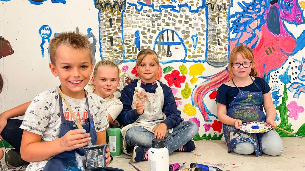 Die Ritterburg ist ein Bestandteil des großen Kunstwerks, das die Kinder in der Ascherslebener Kreativwerkstatt gestaltet haben. Auch plastisches Gestalten stand auf dem Programm.