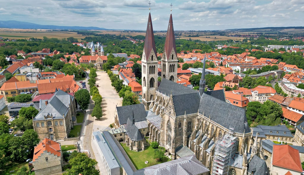 Blick auf den Halberstädter Dom mit Kreuzganggarten und aktuell eingerüstetem Strebepfeiler an der Südostseite des Hohen Chors.