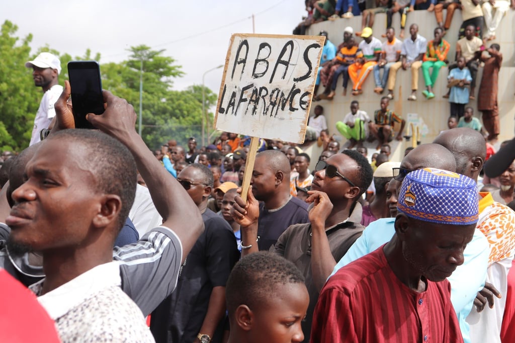 Menschen demonstrieren in Nigers Hauptstadt Niamey, um damit ihre Unterstützung für die Putschisten zu zeigen.