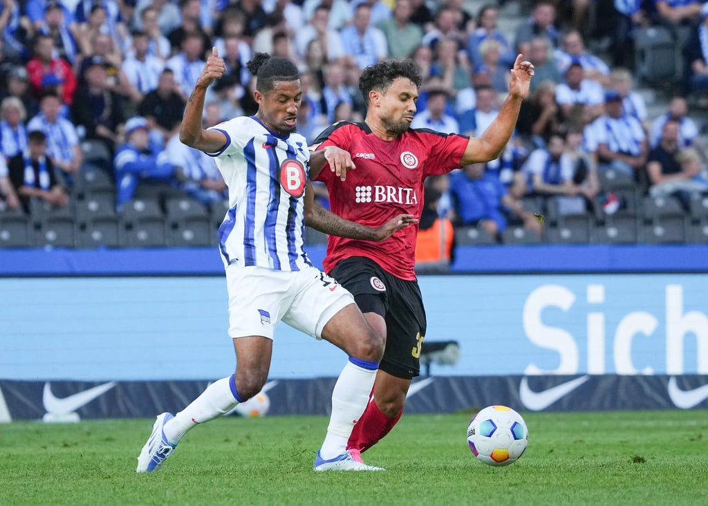 Herthas Jeremy Dudziak (l) im Duell mit Wiesbadens Kianz Froese (r).