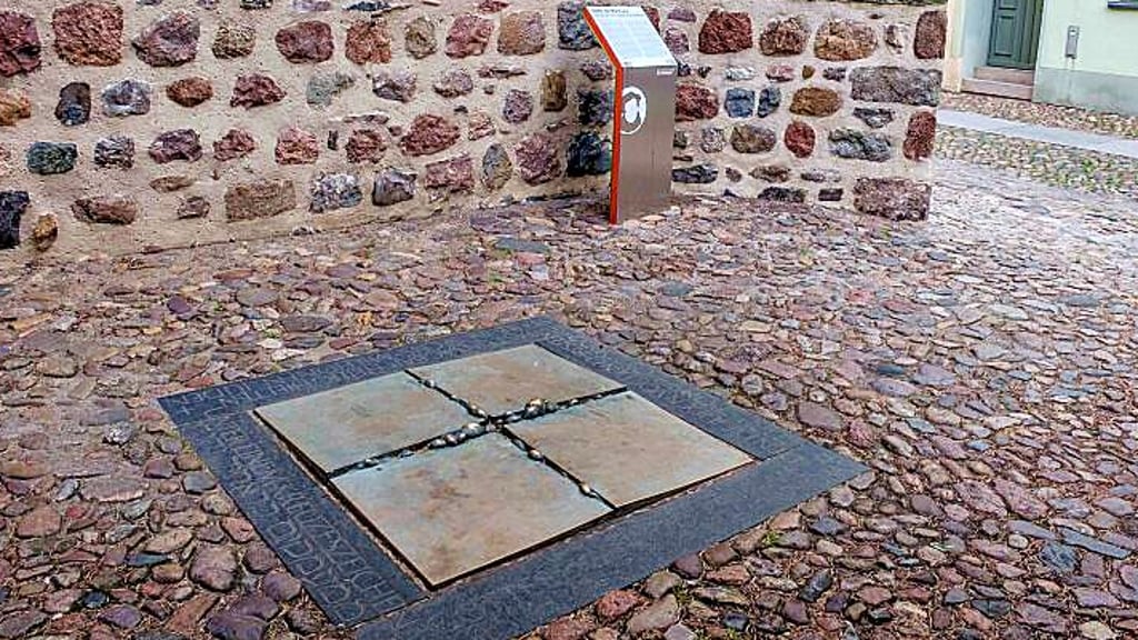 Diese Stätte der Mahnung steht im Kontext zum judenfeindlichen Relief an der Stadtkirche Wittenberg.
