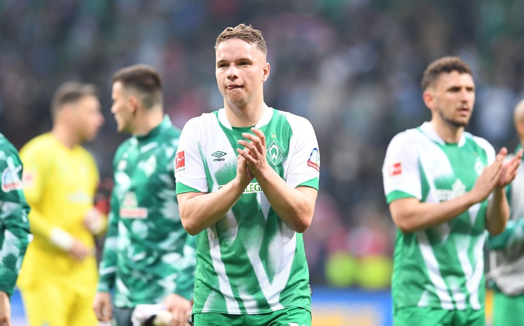 Werders Torschütze zum 1:2, Niklas Schmidt bedankt sich nach der Niederlage bei den Fans.